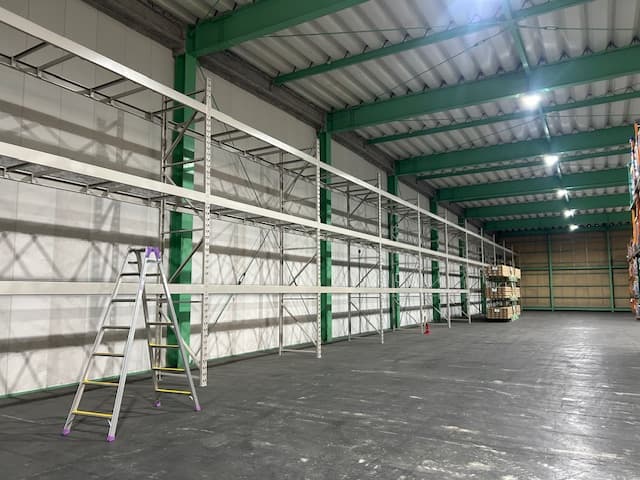 土山倉庫 内観 - ラック設備