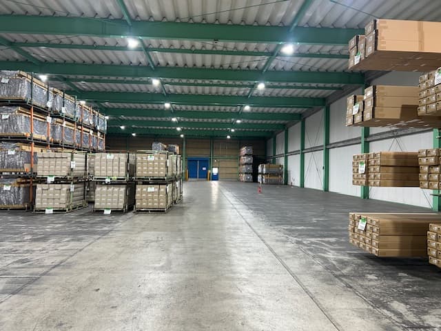 土山倉庫 内観 - 保管エリア