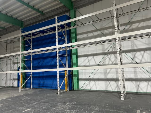 土山倉庫 内観 - シャッター付きエリア