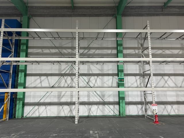 土山倉庫 内観 - 棚設備