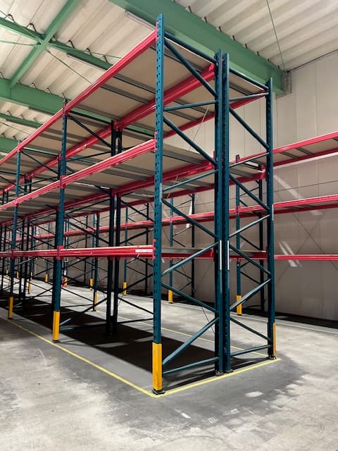 土山倉庫 内観 - 重量棚