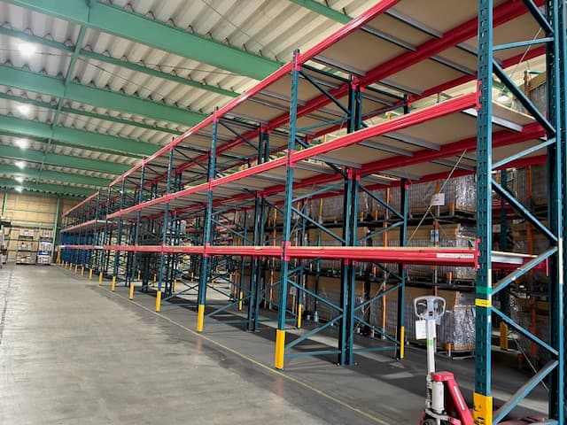 土山倉庫 内観 - パレットラック